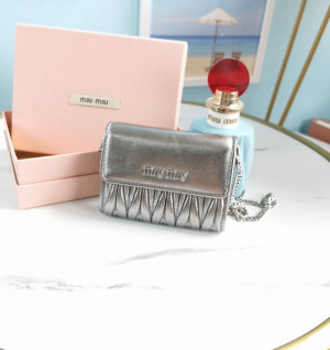 미우미우 나파 레더 체인 숄더백 (ZP가죽 동일)