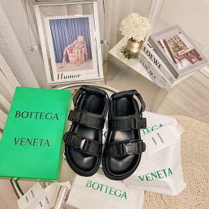 보테가베네타 버클 스트랩 샌들