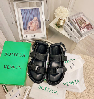 보테가베네타 버클 스트랩 샌들