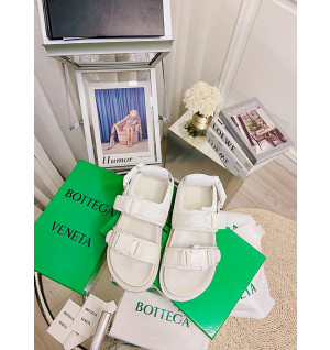 보테가베네타 버클 스트랩 샌들