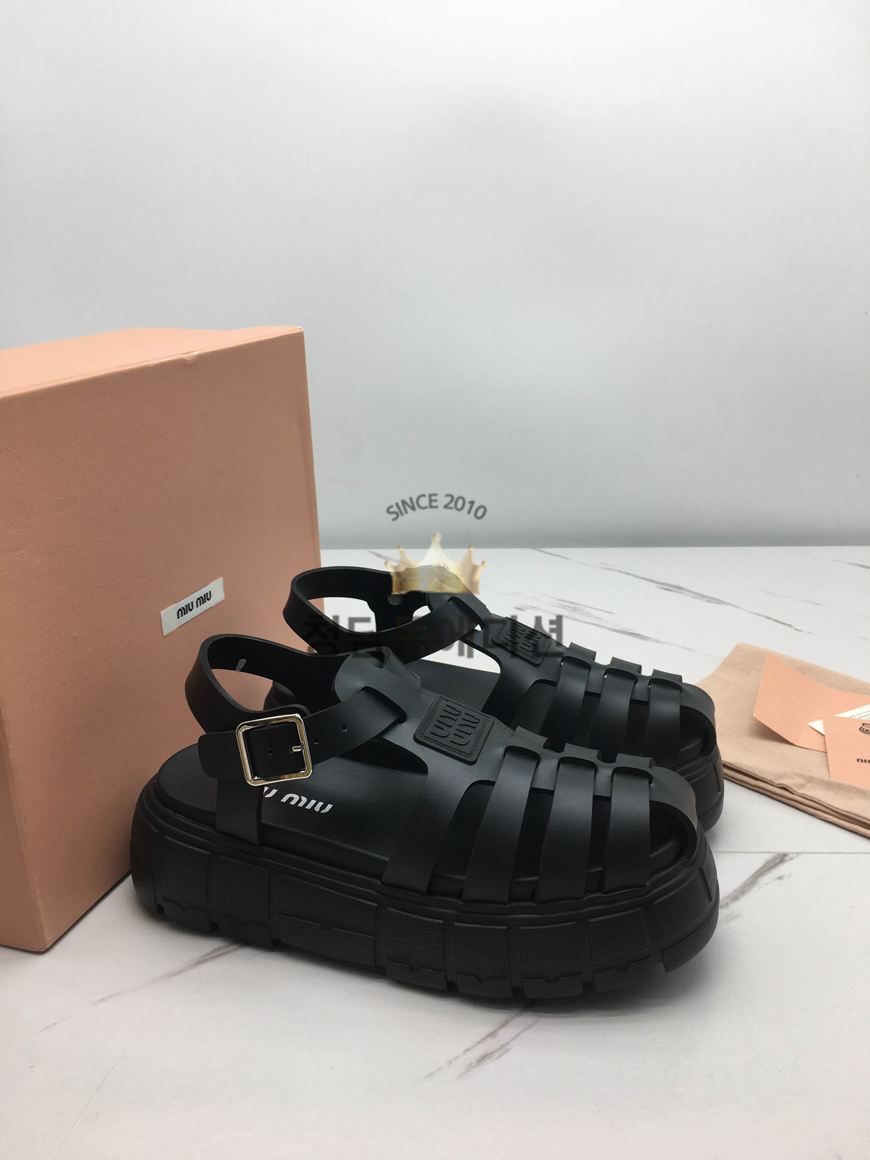 미우미우 샌들