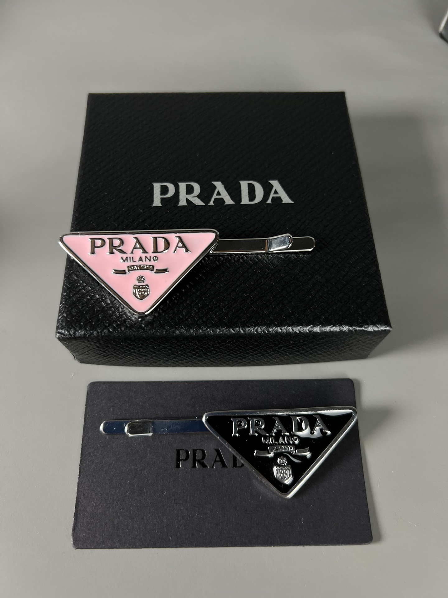 프라다 헤어 클립 (2COLOR)