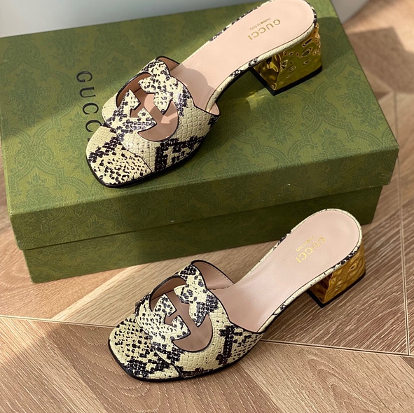 구찌 인터로킹 G 샌들