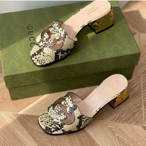 구찌 인터로킹 G 샌들