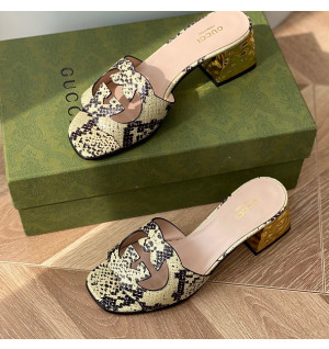 구찌 인터로킹 G 샌들