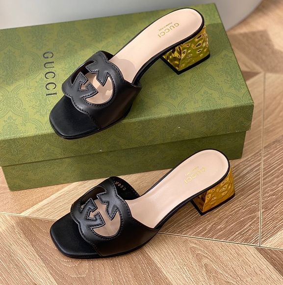 구찌 인터로킹 G 샌들