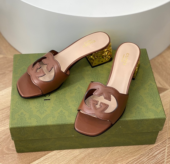 구찌 인터로킹 G 샌들