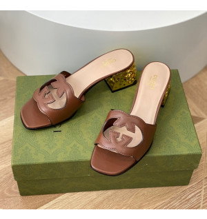 구찌 인터로킹 G 샌들