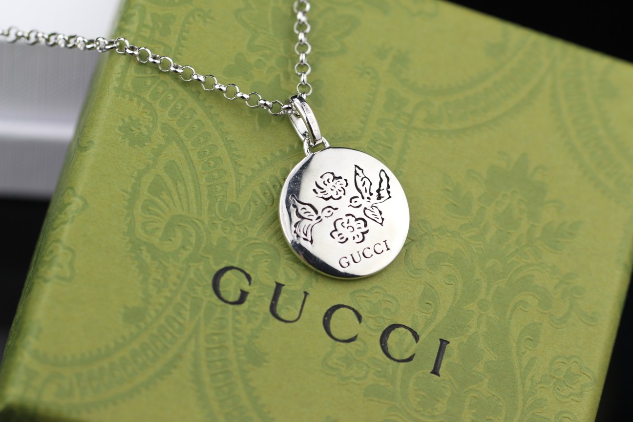 구찌 블라인드 포 러브 라운드 목걸이