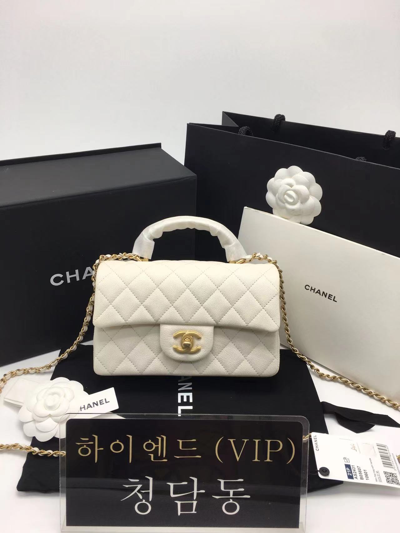 샤넬 핸들 장식의 미니 플랩백 그레인드 카프스킨