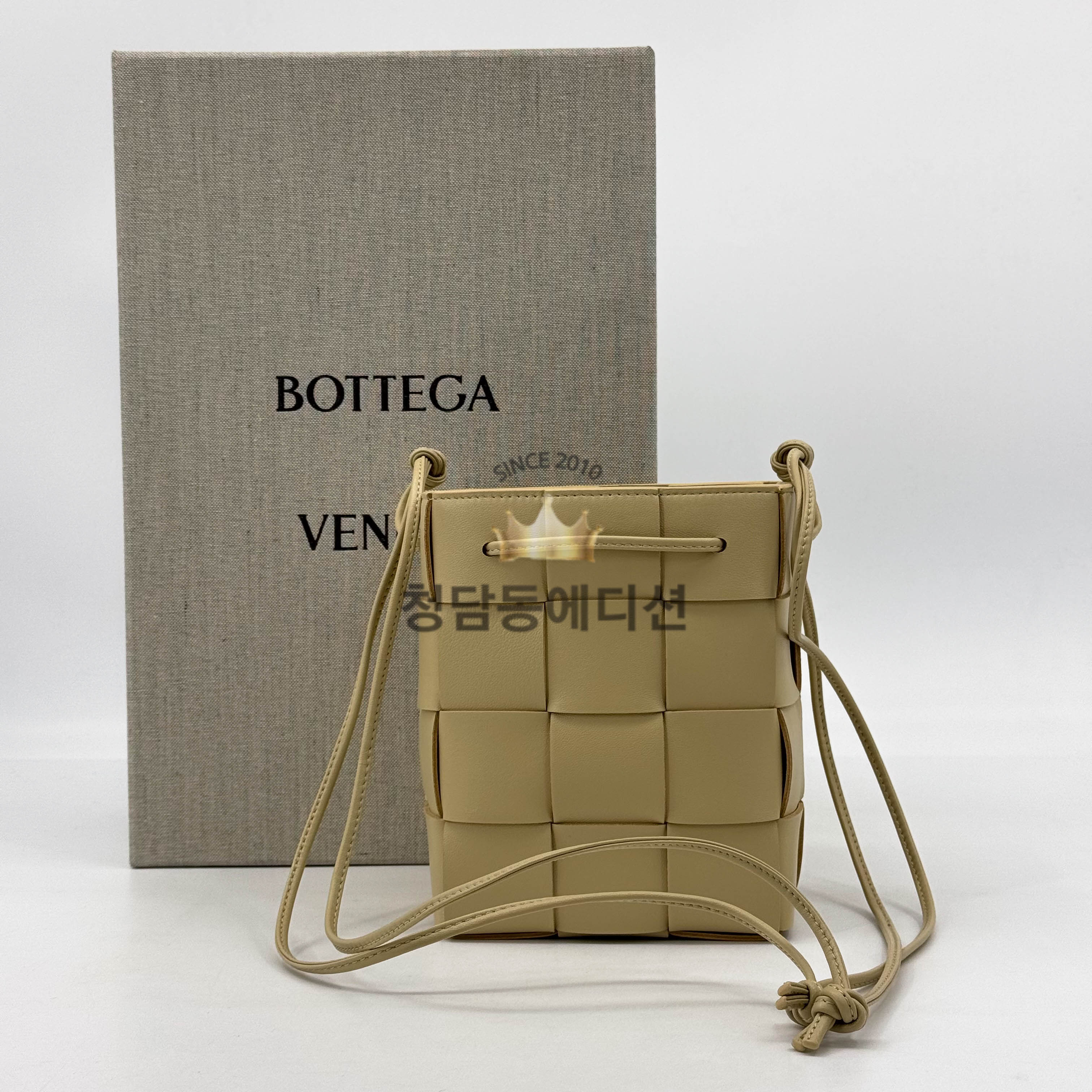 보테가베네타 카세트 버킷백 (하이엔드급)