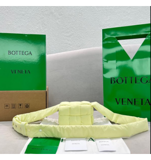 보테가베네타 패딩 테크 카세트백 미니