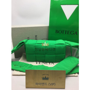 보테가베네타 패딩 테크 카세트백 (하이엔드급)