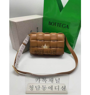 보테가베네타 카세트백 (삼각 트라이앵글 메탈)