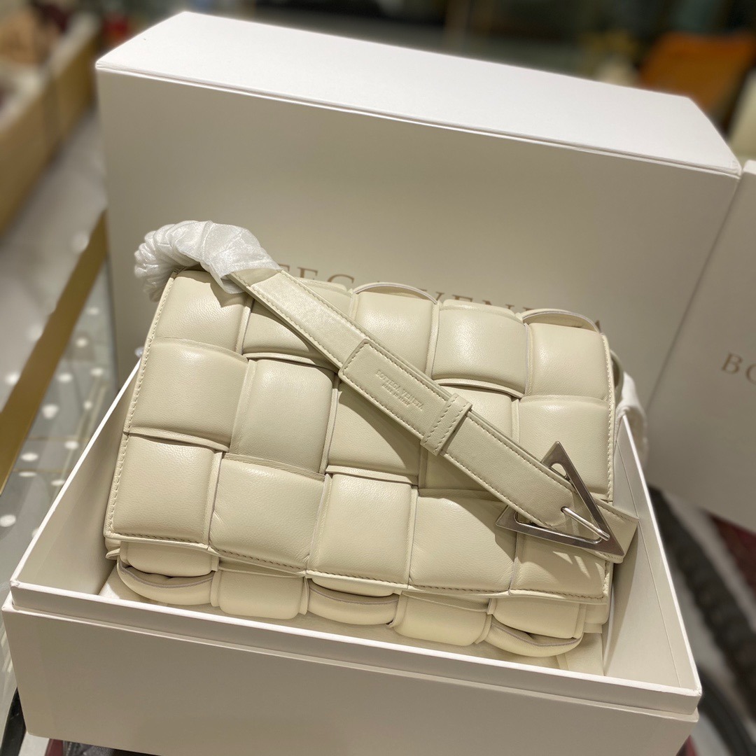 보테가베네타 카세트백 (삼각 트라이앵글 메탈)