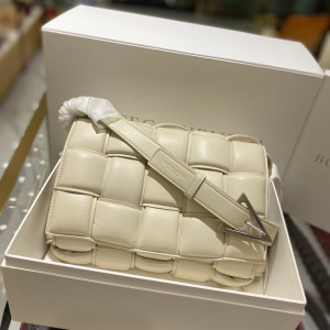 보테가베네타 카세트백 (삼각 트라이앵글 메탈)