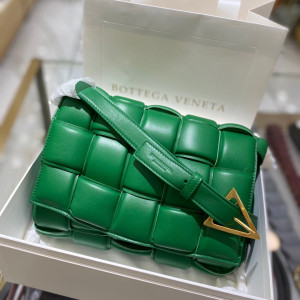 보테가베네타 카세트백 (삼각 트라이앵글 메탈)