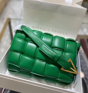 보테가베네타 카세트백 (삼각 트라이앵글 메탈)