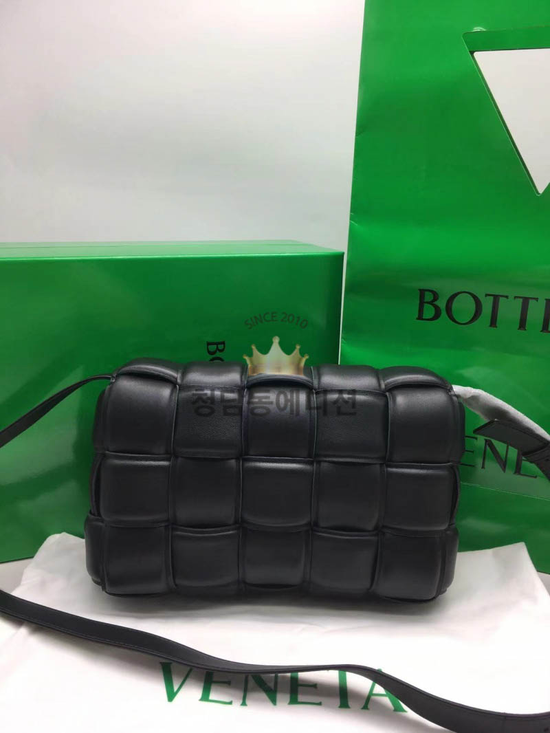 보테가베네타 카세트백 (삼각 트라이앵글 메탈)