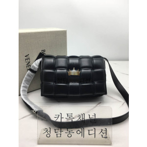 보테가베네타 카세트백 (삼각 트라이앵글 메탈)