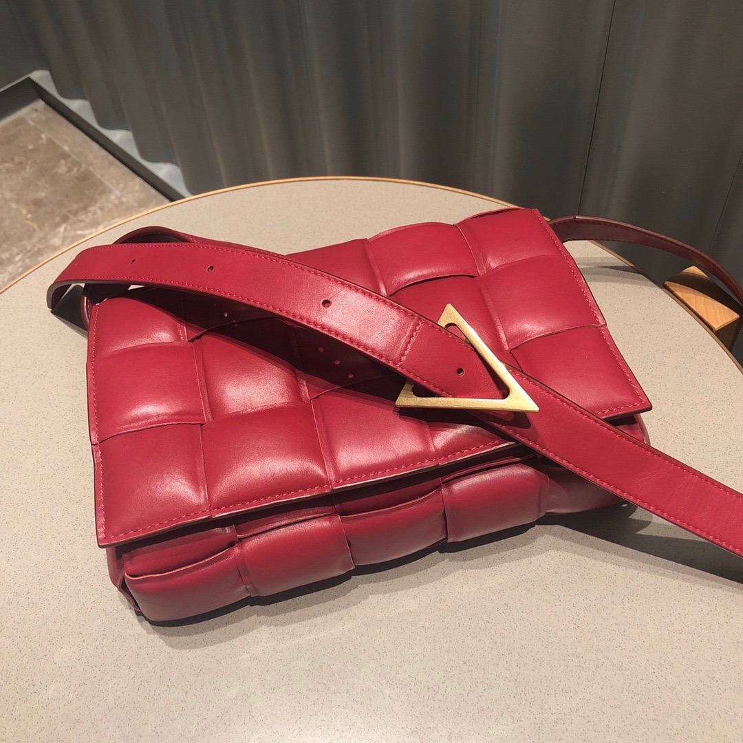 보테가베네타 카세트백 (삼각 트라이앵글 메탈)