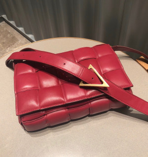 보테가베네타 카세트백 (삼각 트라이앵글 메탈)