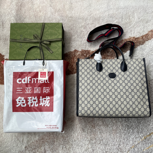 구찌 인터로킹G 미디엄 토트백 674148 