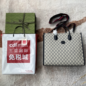 구찌 인터로킹G 미디엄 토트백 674148 