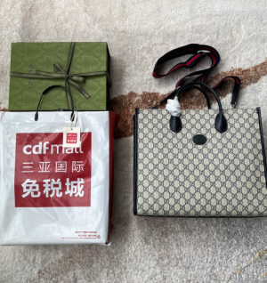 구찌 인터로킹G 미디엄 토트백 674148 