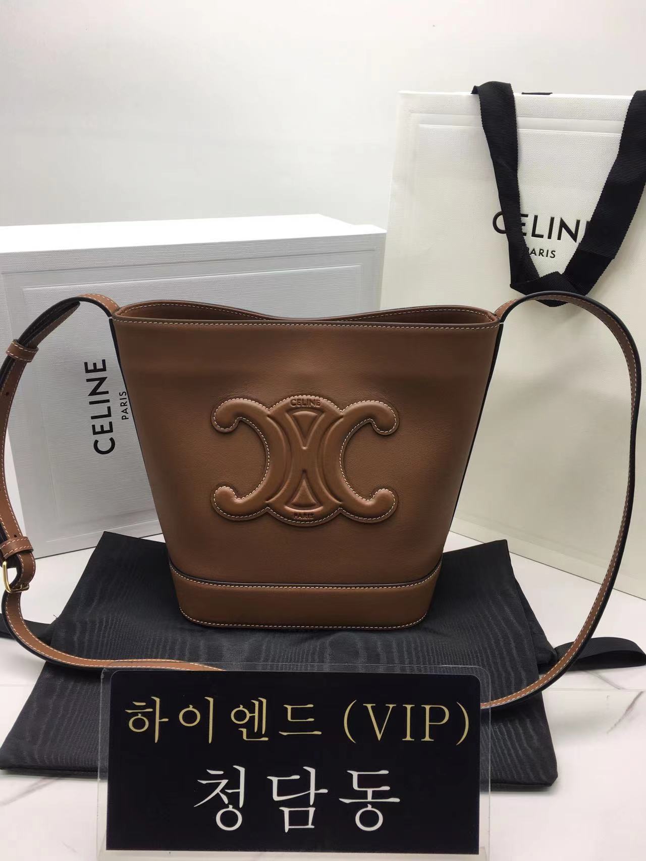 셀린느 트리오페 카프스킨 퀴르 버킷백 198243 (하이엔드급)