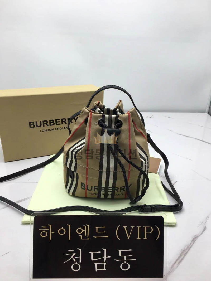 버버리 포이베 드로스트링 버킷백 (하이엔드급)