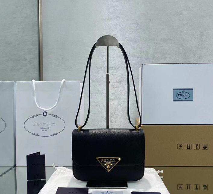 프라다 사피아노 레더 숄더백 (컬러 화이트, 블랙)