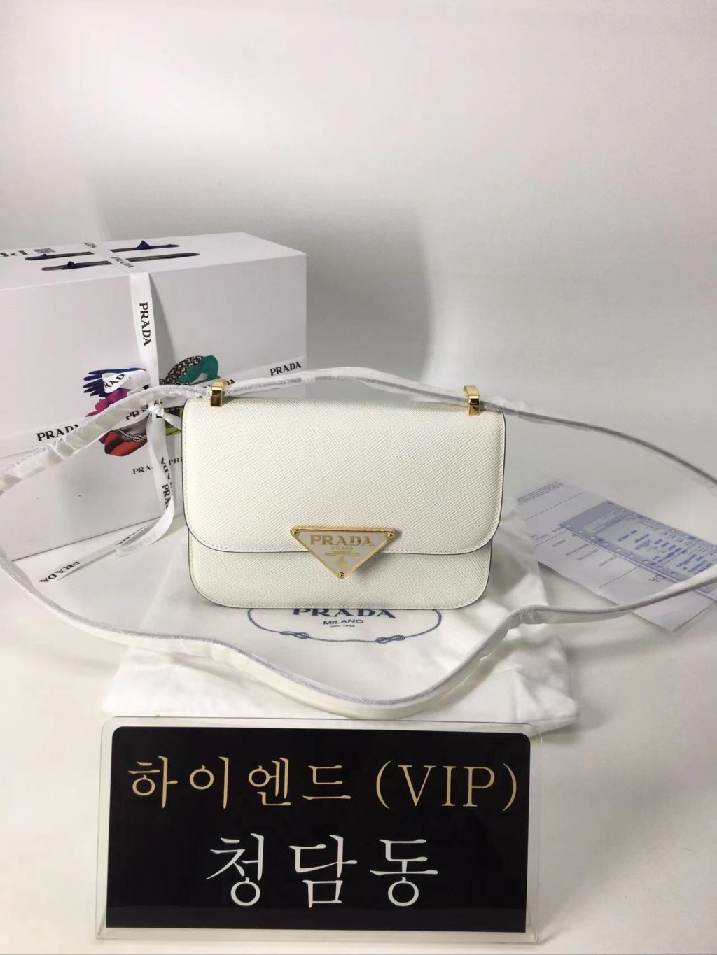 프라다 사피아노 레더 숄더백 (컬러 화이트, 블랙)