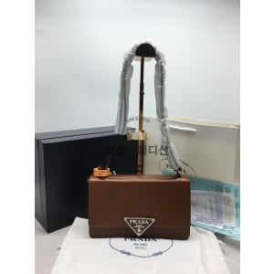 프라다 엠블럼 브러시드 레더 숄더백 (하이엔드급)