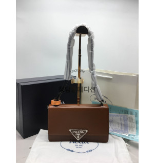 프라다 엠블럼 브러시드 레더 숄더백 (하이엔드급)