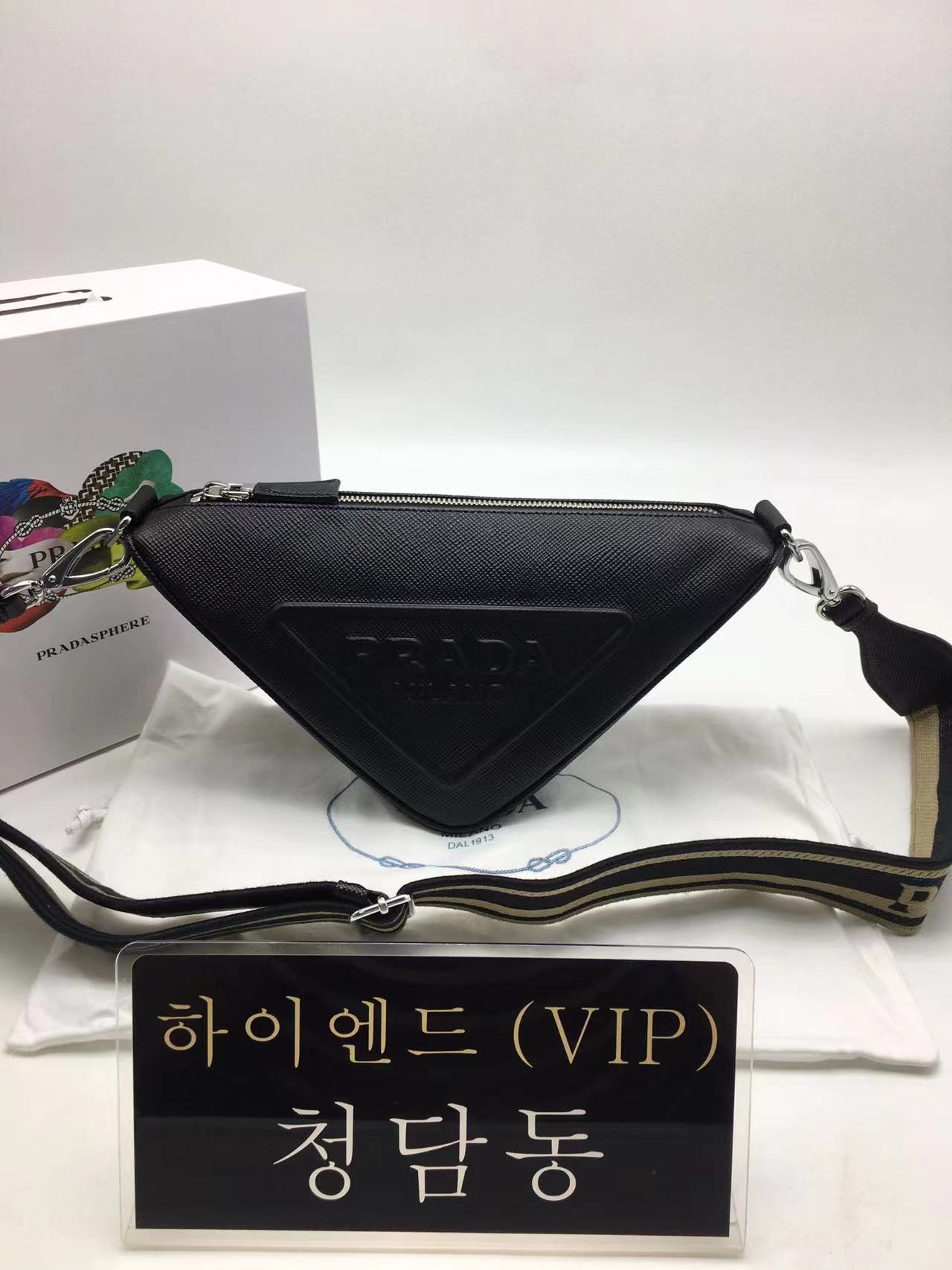 프라다 트라이앵글 레더 숄더백 (하이엔드급)