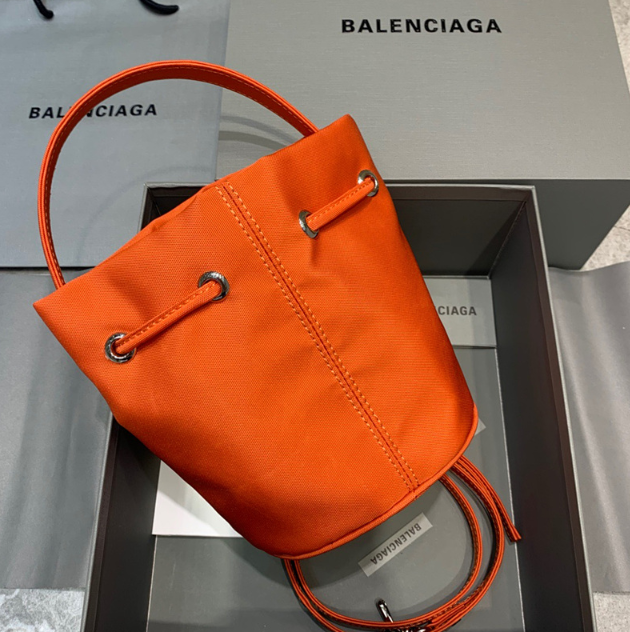 발렌시아가 휠 드로스트링 버킷백 스몰 (하이엔드급)