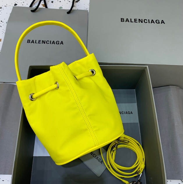 발렌시아가 휠 드로스트링 버킷백 스몰 (하이엔드급)