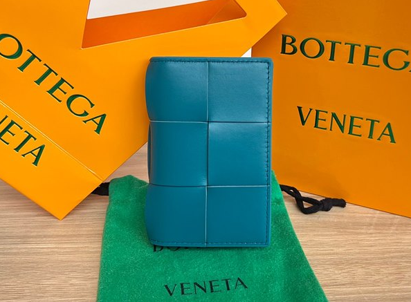 보테가베네타 맥시 인트레치아토 플랩 카드케이스