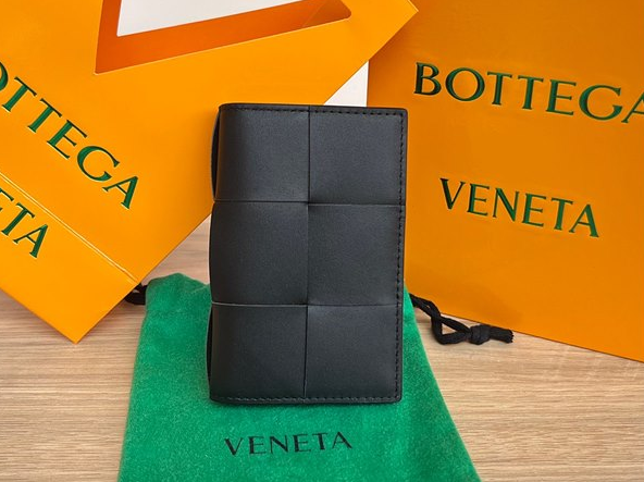 보테가베네타 맥시 인트레치아토 플랩 카드케이스 (컬러명 딥모스 그린)