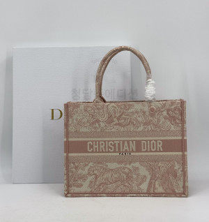 디올 북토트백 미디움