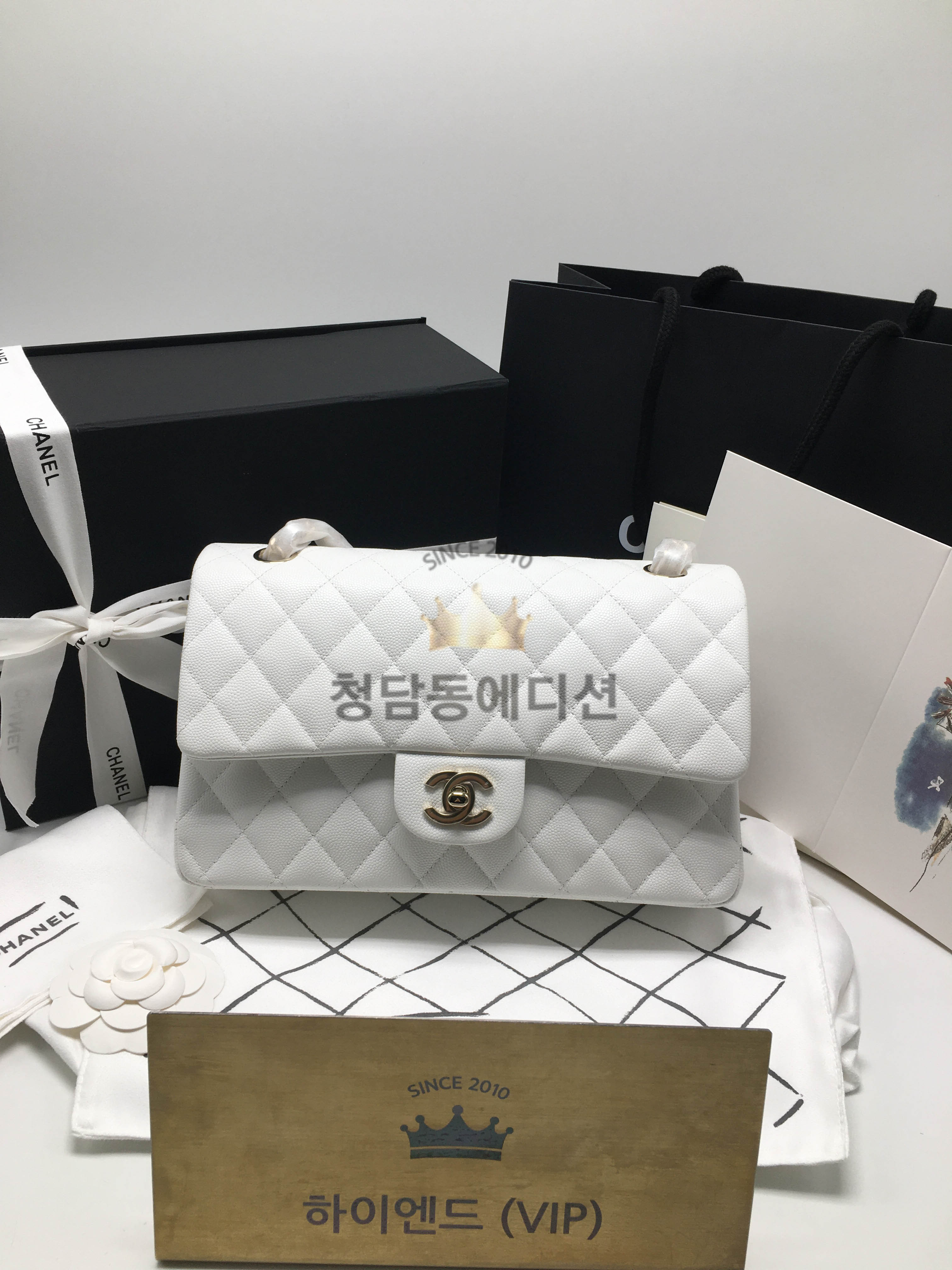 샤넬 클래식백 작은 캐비어스킨 라이트골드 미디움 25.5cm (인스티칭)