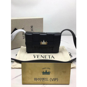 보테가베네타 카세트백 (안감 스웨이드 패러킷 컬러) (삼각 트라이앵글 메탈)