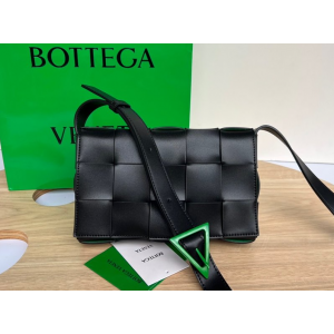 보테가베네타 카세트백 (안감 패러킷 컬러) (삼각 트라이앵글 메탈)