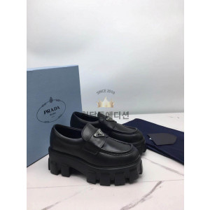 프라다 브러시드 로퍼