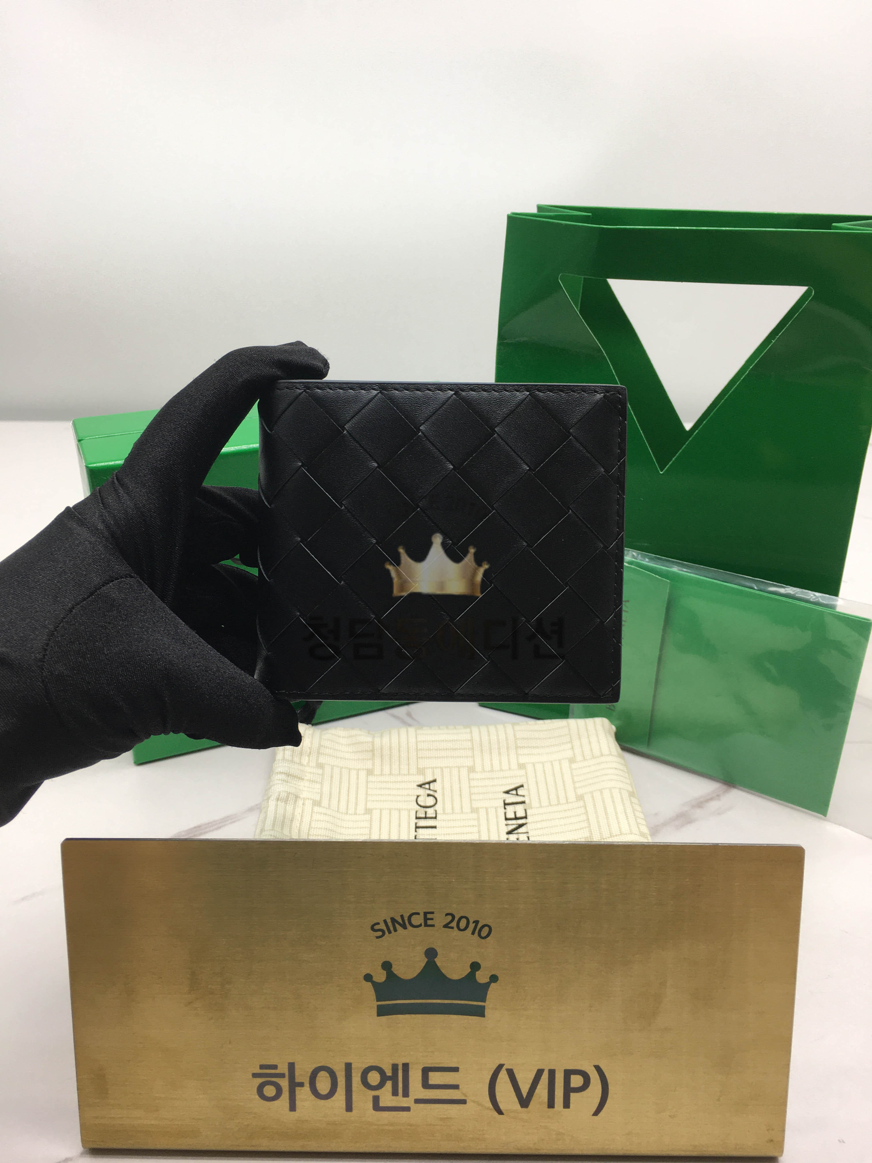 보테가베네타 인트레치아토 폴더형 반지갑 (컬러 다크초콜릿/내부 그린) 605721