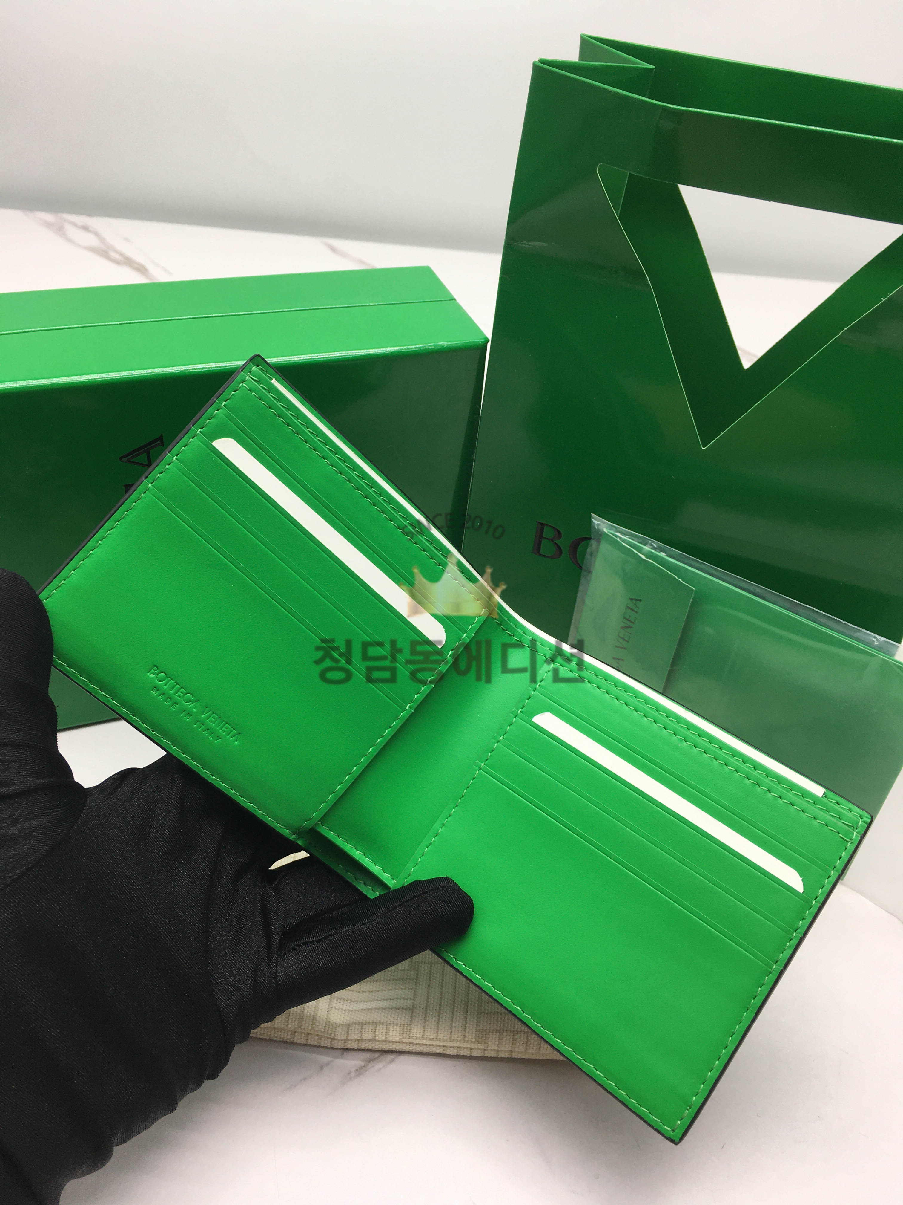 보테가베네타 인트레치아토 폴더형 반지갑 (컬러 다크초콜릿/내부 그린) 605721