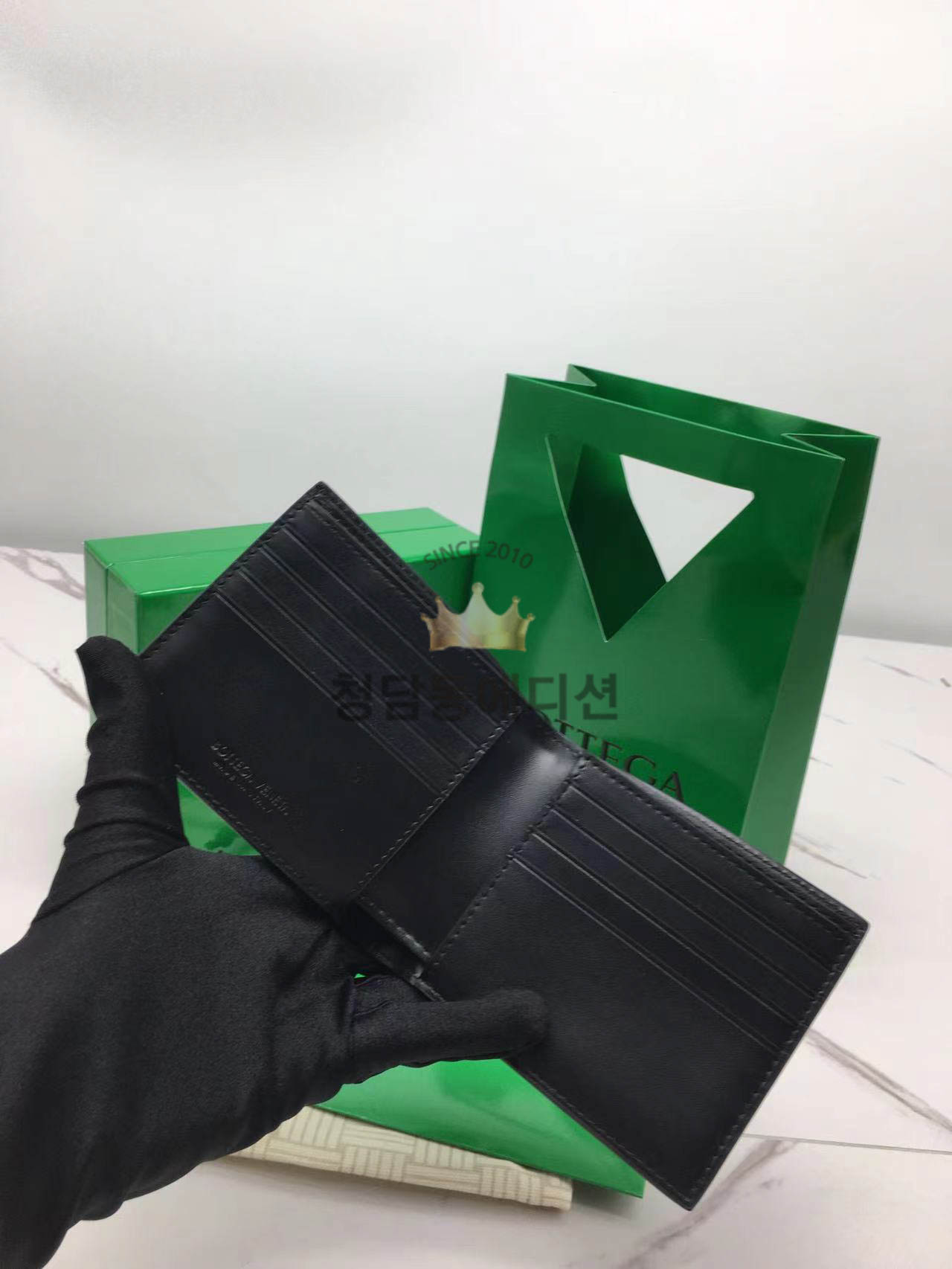 보테가베네타 인트레치아토 폴더형 반지갑 (올 블랙) 605721
