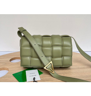 보테가베네타 패딩 카세트백