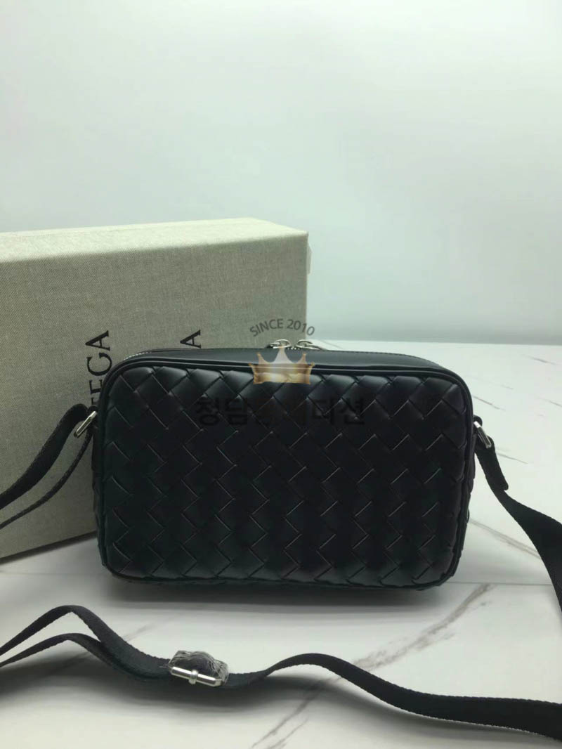 보테가베네타 클래식 인트레치아토 크로스백